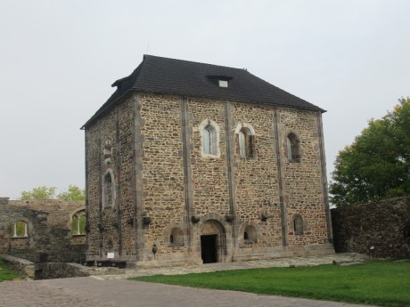 Kaple s. Martina , Erharda a Uršuly, stavba zahájena na počátku 12. století