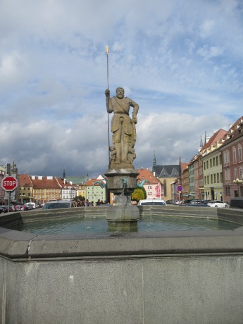 Kašna se sochou Rolanda  Socha rytíře Rolanda - symbolu městských práv - stojí na kamenné kašně od roku 1591. 