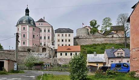 Pohled na zámek a hrad z podzámčí