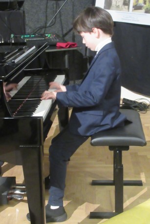Mladý klavírista