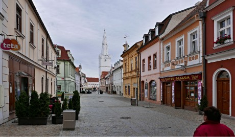 ulice vedoucí k náměstí v Kadani