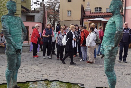 čůrající hoši u muzea Franze Kafky