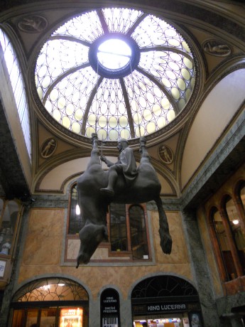 Socha Davida Černého v pasáži Lucerna