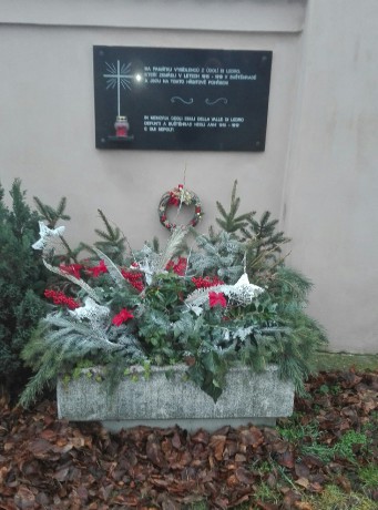 Vánoční výzdoba pomníku Italů na místním hřbitově - díky Marušce Kaiserové