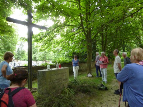 Kříž německým obětem u vrapického hřbitova