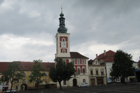 Slánské náměstí s radnicí