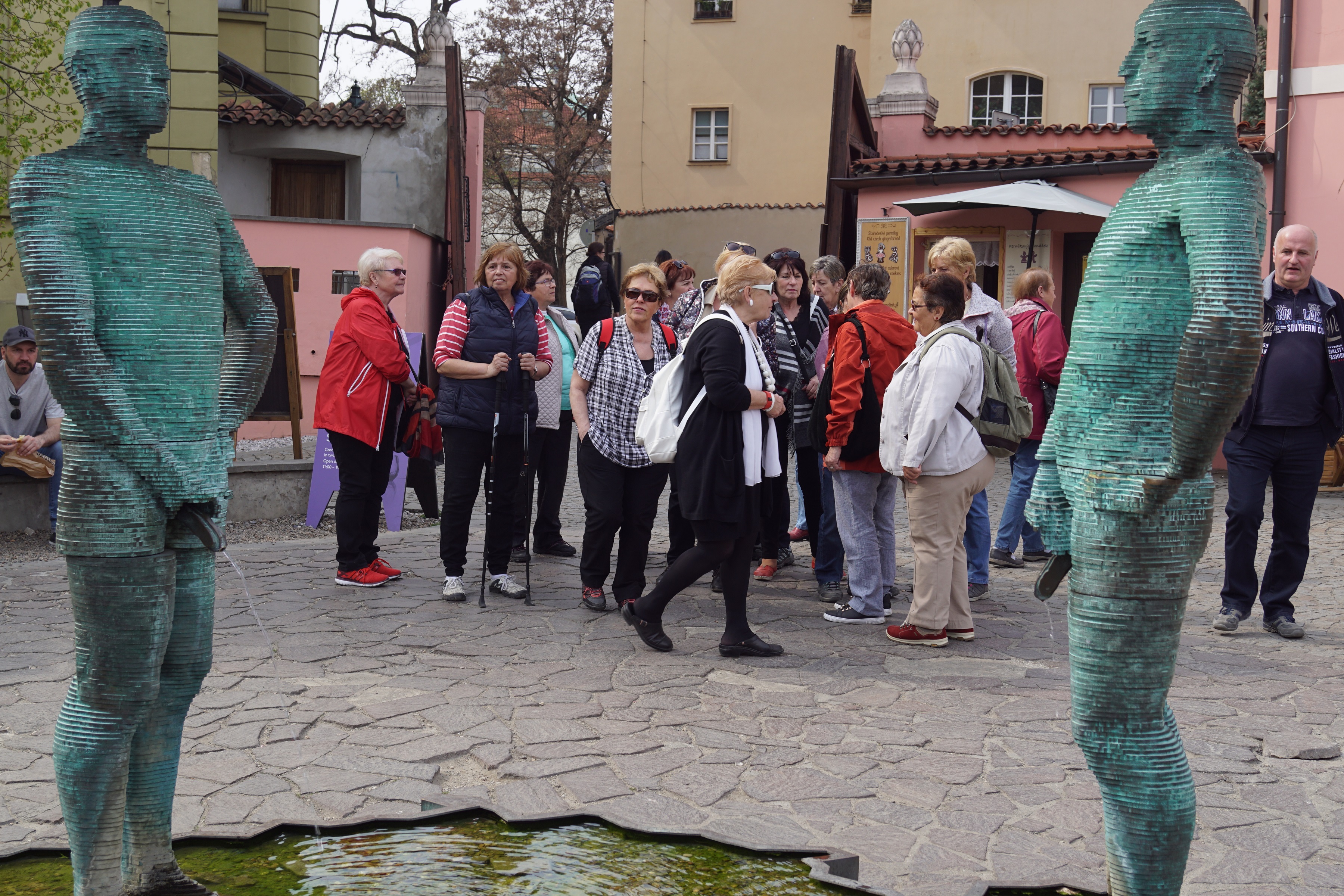 čůrající hoši u muzea Franze Kafky