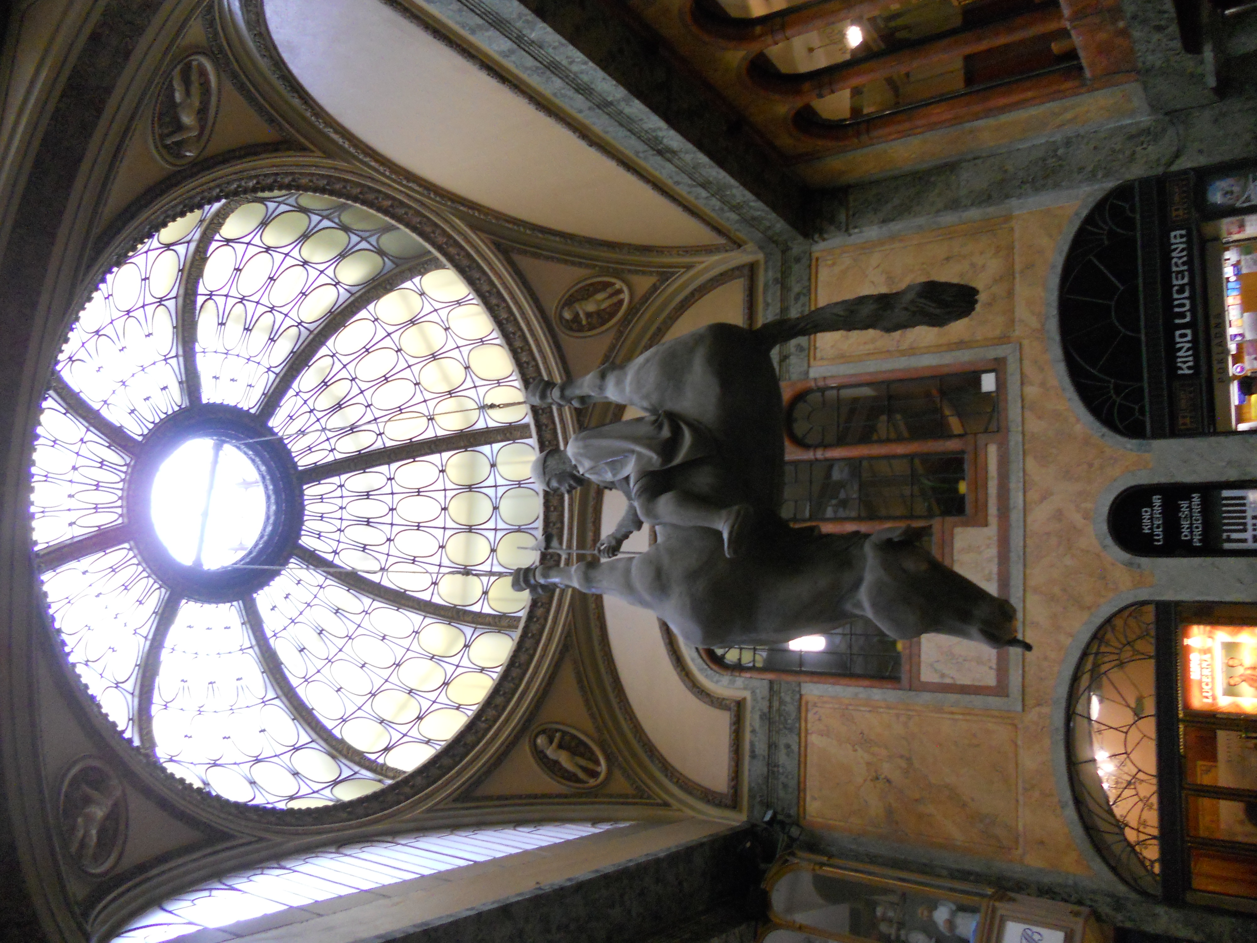 Socha Davida Černého v pasáži Lucerna