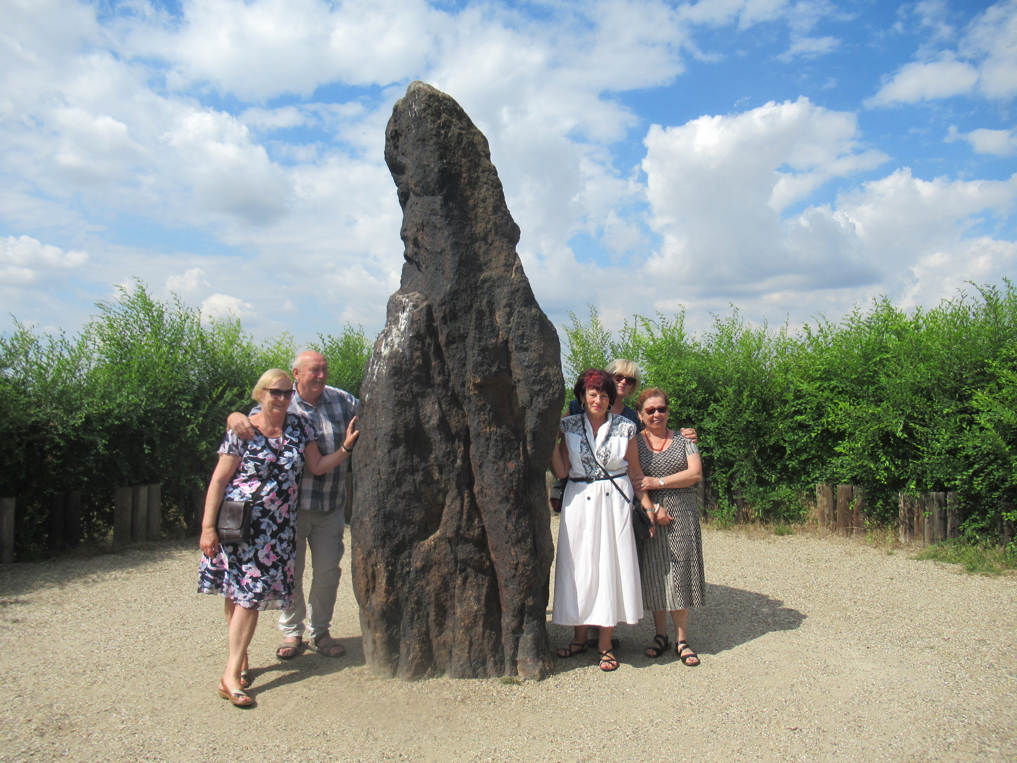 Cestou do Klapého - menhir u Klobuk